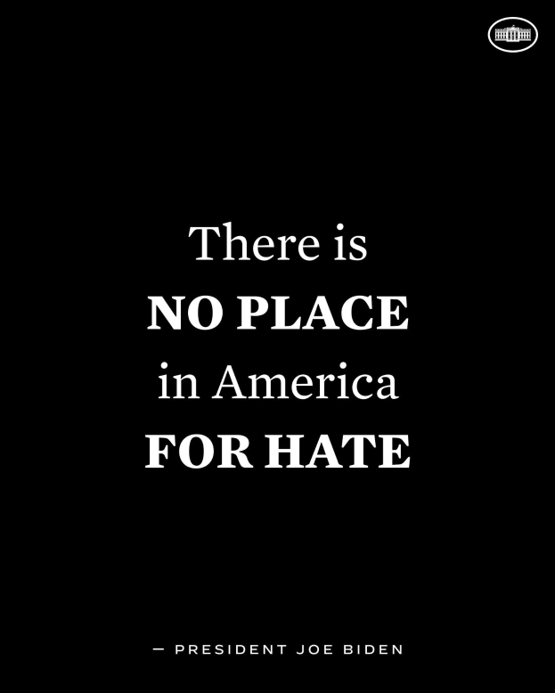 Schwarzer Hintergrund mit fetter weißer Schrift, die den Text "Es gibt keinen Platz für Hass in Amerika" zeigt, zugeschrieben an Präsident Joe Biden.