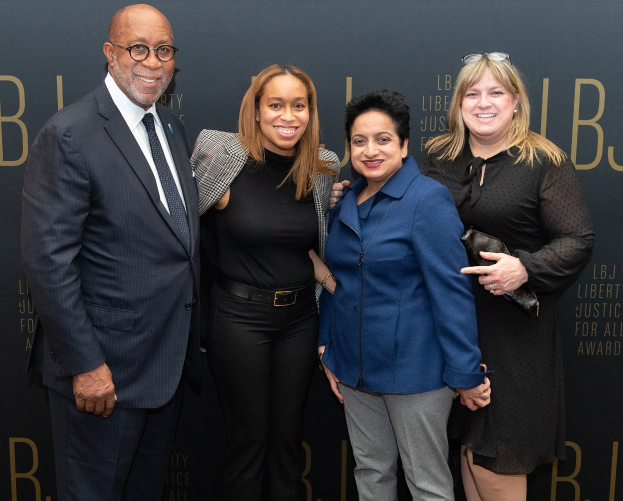 Vier Personen posieren auf einem roten Teppich mit einem "Liberty Justice for All Awards"-Hintergrund.