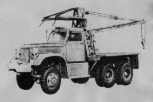 Ein Schwarz-Weiß-Foto eines großen, vierrädrigen Lkw mit einem Kran auf der Rückseite und einem flachen Anhänger.