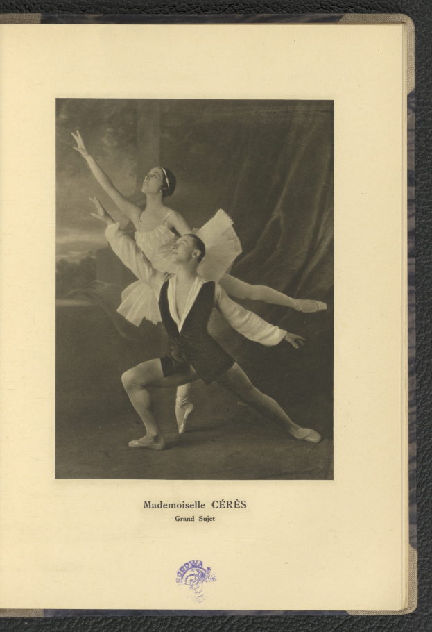 Ein Schwarz-Weiß-Foto eines Mannes und einer Frau in Ballettkleidung, die perfekt synchron tanzen, wobei der Mann ein weißes Tutu trägt und die Frau ein pinkes Kleid, und ein Text am unteren Bildrand.