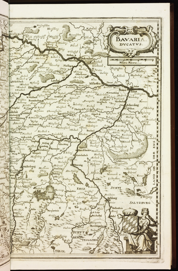 Ein aufgeschlagenes Buch, das eine detaillierte Karte von Bayern zeigt, mit Städten, Dörfern, Flüssen und anderen geographischen Merkmalen.