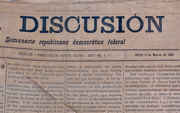 Eine vergilbte, leicht zerknitterte Zeitung mit dem Wort "Diskussion" in schwarzer Schrift, die die Schlagzeile "Semanario Repúblicano Democrático Federal" trägt.