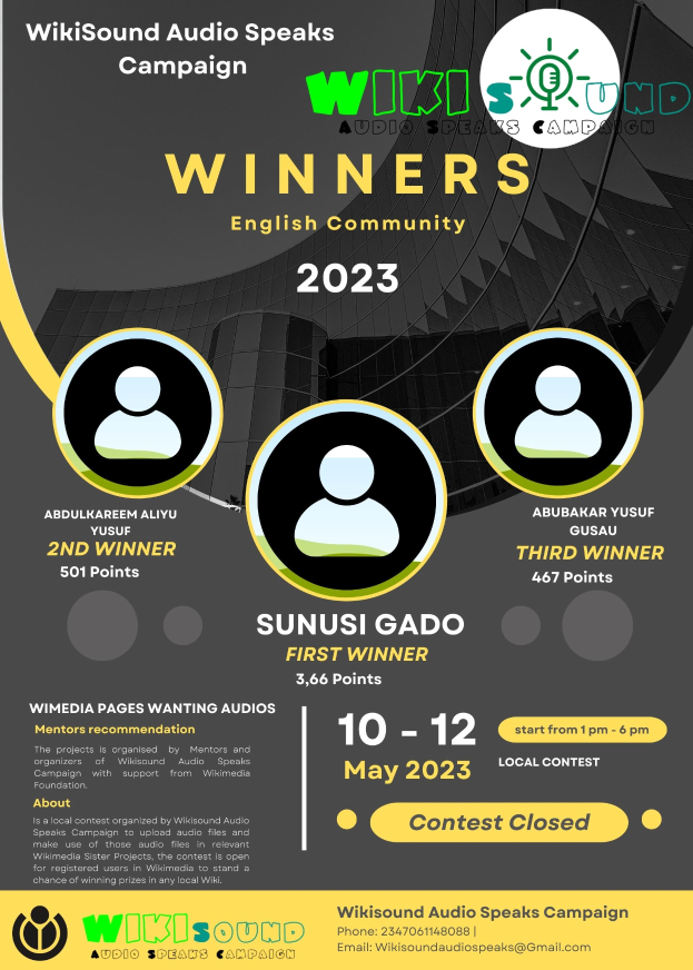 Ein buntes Plakat mit einem blauen Hintergrund und gelber und weißer Schrift, die in fetter Schrift "Sieger" zeigt, mit mehreren lachenden Menschen in der Mitte.