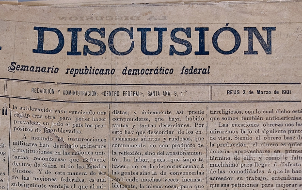 Gelblicher Zeitungsausschnitt mit schwarzer Tinte, Überschrift "Semanario Repúblicano Democrático Federal", das Wort "Diskussion" leicht zerknittert mit sichtbaren Falten.