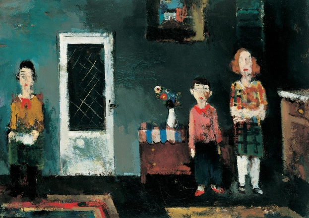 Gemälde von drei Kindern, die in einem Raum mit einem Blumenstrauß auf einem Tisch, einer Tür, einem Foto Rahmen an der Wand und einem Teppich auf dem Boden stehen.