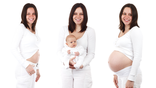 Drei schwangere Frauen stehen lachend in einer hellen Umgebung, eine hält ein Baby im Arm.