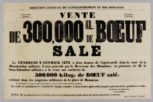 Ein alter Werbeplakat auf Papier mit der Aufschrift "Vente de 300,000 Kil Kil de Boeuf Sale" vor einer Wand im Hintergrund.