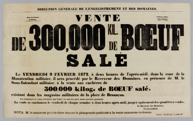 Ein alter Werbeplakat auf Papier mit der Aufschrift "Vente de 300,000 Kil Kil de Boeuf Sale" vor einer Wand im Hintergrund.