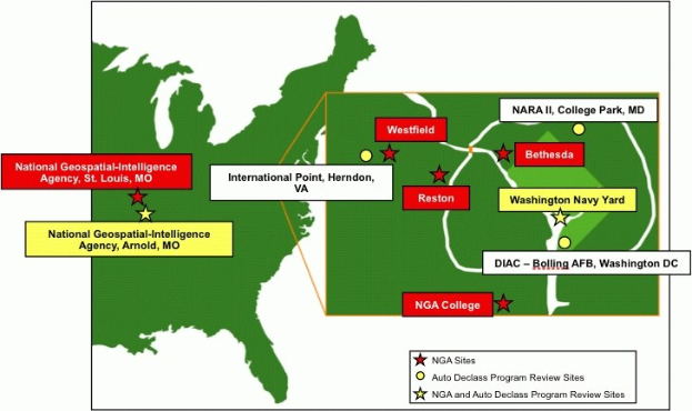Eine detaillierte Karte der Vereinigten Staaten, die die Standorte der National Geospatial Intelligence Agency mit fetter, zentrierter Schrift und geografischen Merkmalen wie Flüssen, Bergen und Städten hervorhebt.