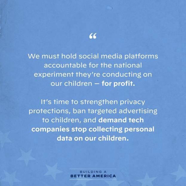 Ein Plakat mit einem Zitat aus 'Building a Better America', das besagt: 'Wir müssen die Social-Media-Plattformen für das nationale Experiment zur Rechenschaft ziehen, das sie an unseren Kindern durchführen - zum Profit.'