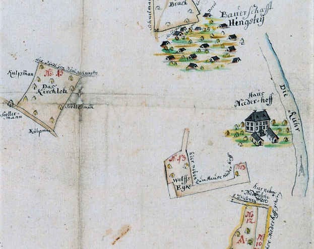 Ein abgenutztes Buch mit einer detaillierten Karte einer kleinen Stadt auf dem Cover, einschließlich Straßen, Gebäuden und anderen Merkmalen, zusammen mit Text, der zusätzliche Informationen über die Stadt liefert.