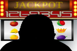 Ein Mann, der an einem Spielautomaten spielt, mit 'Jackpot' angezeigt, umgeben von einer Online-Casino-Oberfläche mit Obst-Symbolen und Text.