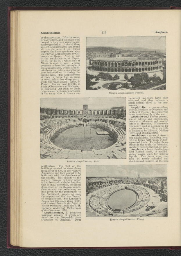 Offenes Buch mit Stadionbild und begleitendem Text und Fotos.