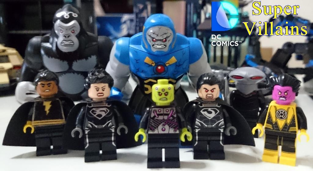 Eine Sammlung von schwarzen, gelben und blauen Spielzeugen auf einer weißen Oberfläche mit sichtbarem Text.