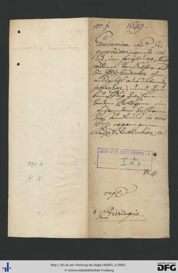 Offenes Buch mit handgeschriebener Schrift auf den Seiten, wahrscheinlich ein Dokument aus der Bundesrepublik Deutschland, mit sichtbaren Wasserzeichen unten.