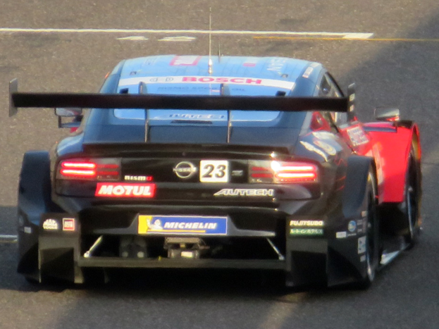 Audi R8 LMS GT3 Rennwagen auf einer Rennstrecke, seitlich mit sichtbarem Sportwagenkörper und Rad.