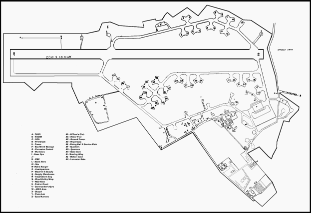Schwarz-weiß-Stadtplan mit zahlreichen Gebäuden, wahrscheinlich ein Schulgrundriss, begleitet von Texten über Raumanzahl, Flure und weitere Merkmale.