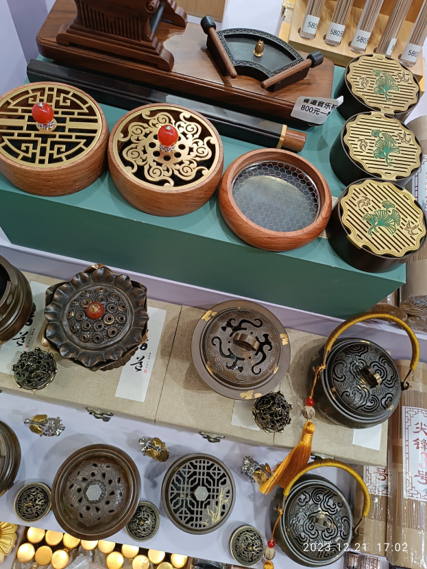 Ein Tisch mit verschiedenen chinesischen Räucherstäbchen, Schachteln, Papieren mit Text und anderen Gegenständen, die wahrscheinlich Teil einer chinesischen Neujahrsfeier sind.