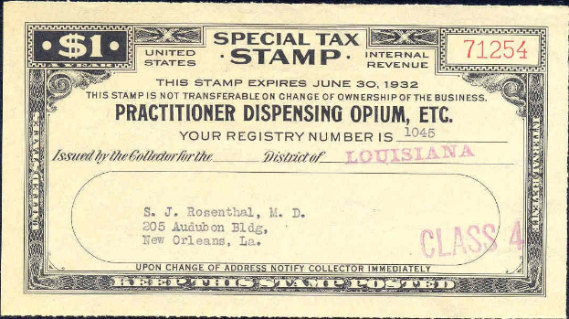 Schwarzer Hintergrund mit einem Steuerzeichen beschriftet mit "Practitioner Dispensing Opium, Inc."