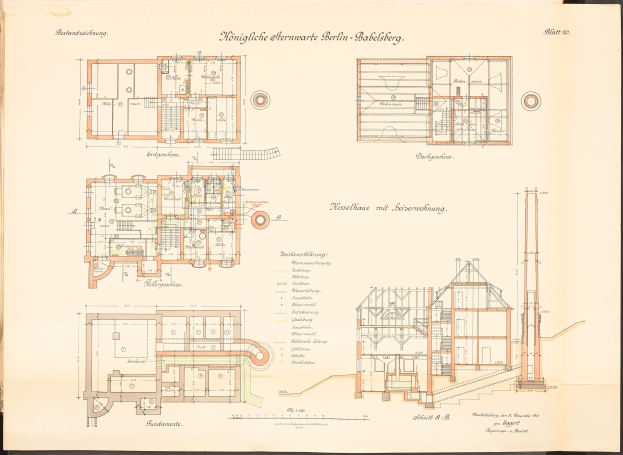 Altes Buch mit detaillierten Architekturplänen und Text, das eine Zeichnung des ursprünglichen Plans für die Königliche Hermwerk Berlin-Baklberg zeigt.