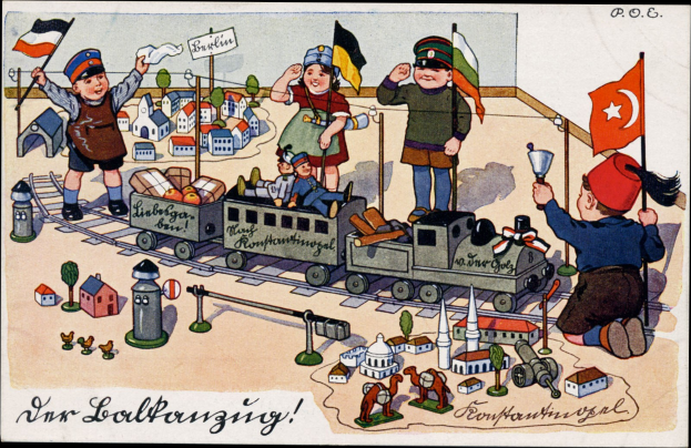 Kinder spielen mit einem Spielzeughahn auf einem Bahnübergang in einer Miniaturdorf-Szene mit Häusern, Bäumen und anderen Gegenständen, mit Text unten.