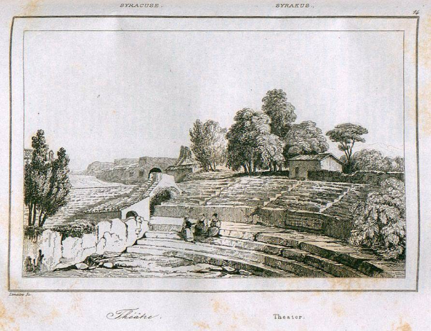 Gravur der Ruinen des römischen Amphitheaters in Syrakus mit Menschen auf den Stufen, umgeben von Bäumen, Häusern und einem Himmel als Hintergrund, mit der Inschrift "Syrakus, Syrakus, Theatre, Theater" unten.