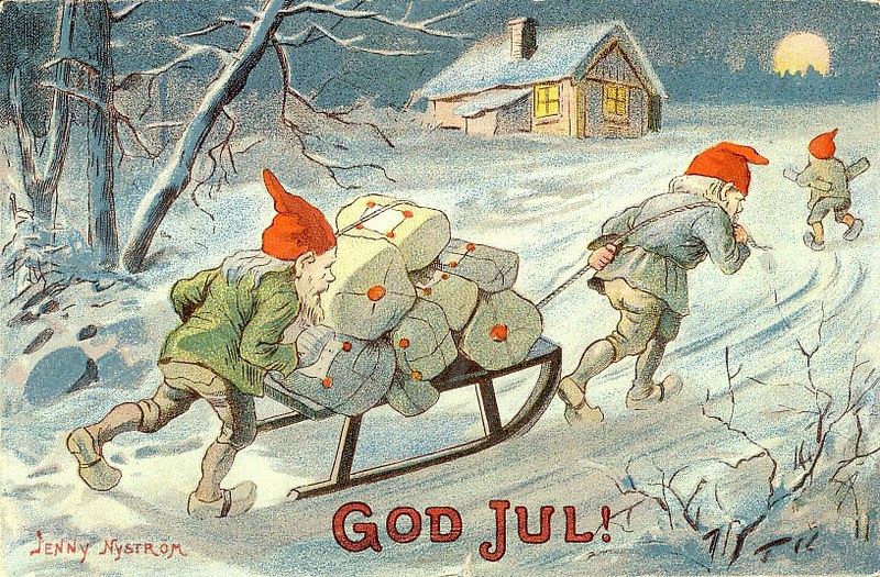 Vintage-Weihnachtsgrußkarte mit zwei Gartenzwergen, die einen Schlitten mit Geschenken durch den Schnee ziehen, mit Bäumen, einem Haus und einem Mond im Hintergrund und der Aufschrift "God Jul".