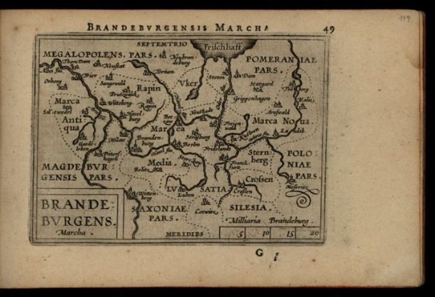 Altes Buch mit einem schwarzen Hintergrund, das eine detaillierte Karte der Brandenburg-Region Deutschlands zeigt, einschließlich geografischer Merkmale wie Flüsse, Berge und Städte, zusammen mit Texten über die Region.