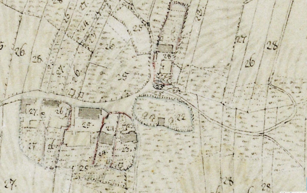 Detailierte alte Stadtkarte mit nummerierten Gebäuden, Straßen und Text, der eine geplante Entwicklungsstelle am unteren Rand anzeigt.