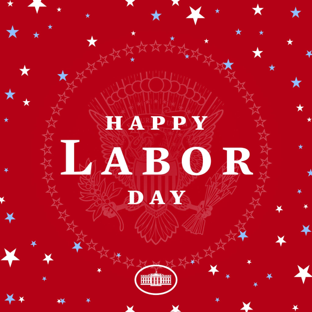 Plakat mit "Happy Labor Day" in fetten weißen Buchstaben auf einem hellroten Hintergrund, umgeben von unterschiedlich großen und farbigen Sternen.