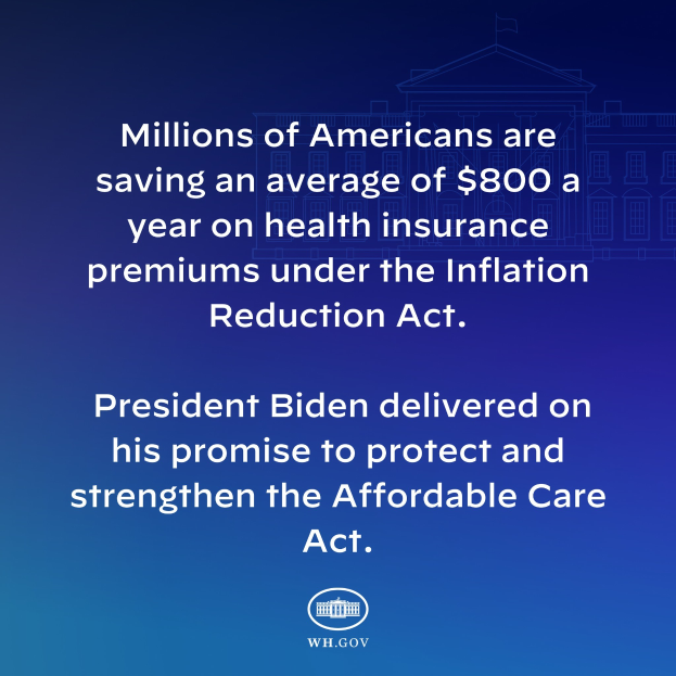 Blauer Hintergrund mit weißer Schrift, die besagt "Millionen von Amerikanern sparen durchschnittlich 800 USD im Jahr auf ihre Krankenversicherungsprämien thanks to the Inflation Reduction Act" in der Mitte, begleitet von einem Logo.