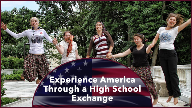 Gruppe von Frauen, die draußen lachend in die Luft springen, umgeben von Grün und einem klaren blauen Himmel, mit Text am unteren Rand, der "Erlebe Amerika durch einen High School-Austausch" lautet.