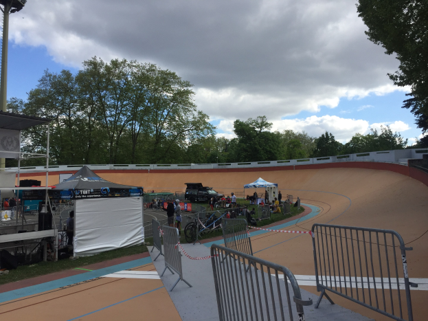 Gruppe von Radfahrern, die auf einem Schotterweg fahren, bei den UCI BMX-Weltmeisterschaften 2018.