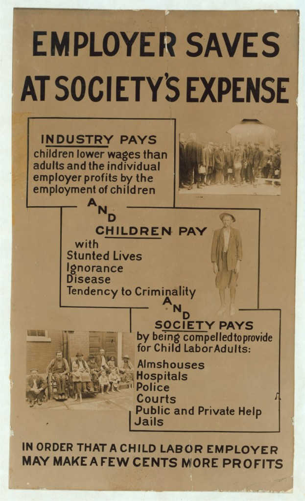 Plakat mit fetter schwarzer Schrift "Arbeitgeber spart auf Kosten der Gesellschaft" auf einem hellgelben Hintergrund, das eine vielfältige Gruppe von strahlenden Menschen in einem weißen Rahmen zeigt.