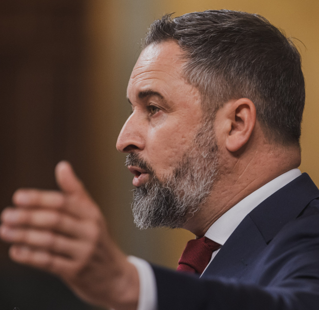 Ein Mann im Anzug spricht in ein Mikrofon, wahrscheinlich reagiert er auf das Verbot des russischen Außenministers Sergej Lawrow.