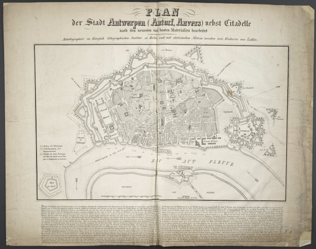 Ein abgenutztes Buch mit einer detaillierten Karte von Berlins Straßen, Gebäuden und Sehenswürdigkeiten auf dem Cover, begleitet von Texten über die Stadtbevölkerung und Merkmale.