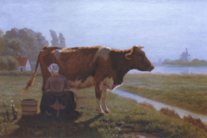 Eine Frau melkt eine Kuh auf einer grünen Wiese mit Pflanzen und Bäumen, einem Gewässer, einem Haus und einer Windmühle in der Ferne unter einem klaren blauen Himmel.