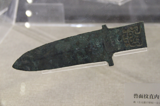 Ein Messer in einer Glasvitrine in einem Museum, mit einer beschreibenden Texttafel darunter.