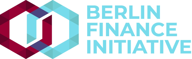 Logo der Berlin Finance Initiative mit einem blauen Kreis mit weißer Umrandung und einem weißen "B" in der Mitte, umgeben von einem weißen Ring mit einem blauen und weißen Karomuster, und der Text "Berlin Finance Initiative" in fetter schwarzer Schrift auf einem weißen Hintergrund.