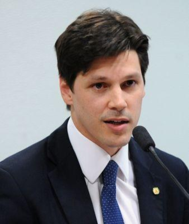 Ein Mann im Anzug und Krawatte spricht vor einer Wand in ein Mikrofon, wahrscheinlich reagiert er auf ein Regierungsgesetz, das den Internetgebrauch verbietet.