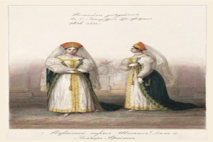 Zwei Frauen in traditionellen russischen Hochzeitskleidern stehen auf einem Teppichboden, lächeln und sehen sich an; eine hält einen Blumenstrauß.